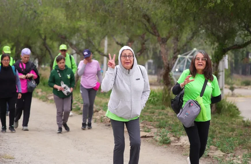 Caminata para Adultos Mayores en Colina Promueve Salud