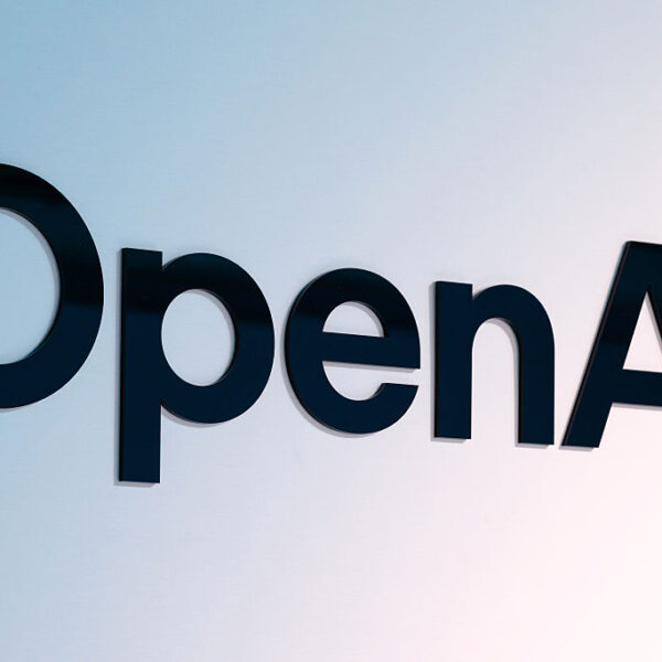 Dispositivo de hardware de OpenAI: ¿El nuevo altavoz inteligente que todos desean?